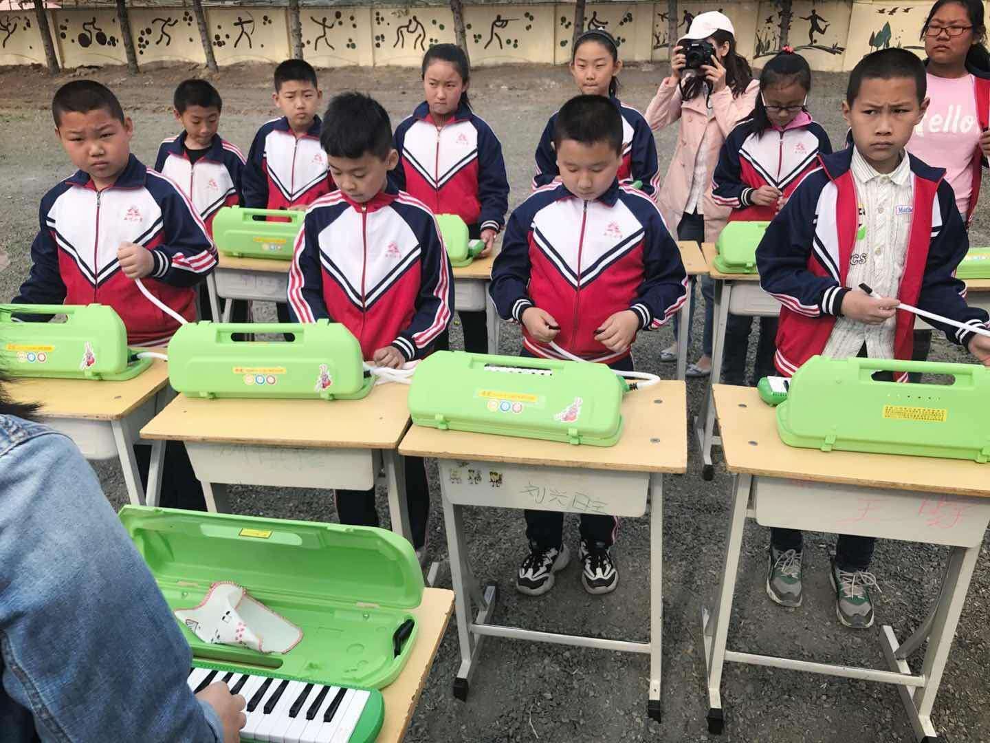 孩子们学习口风琴现场.jpg