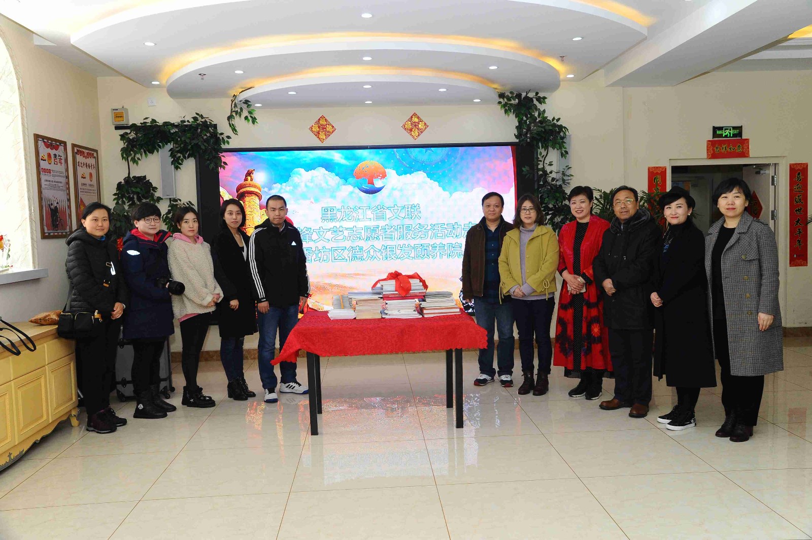省文联工作人员向敬老院赠送刊物、画册、光盘.JPG