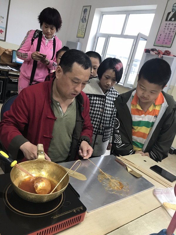 学生们感受糖画技艺.jpg