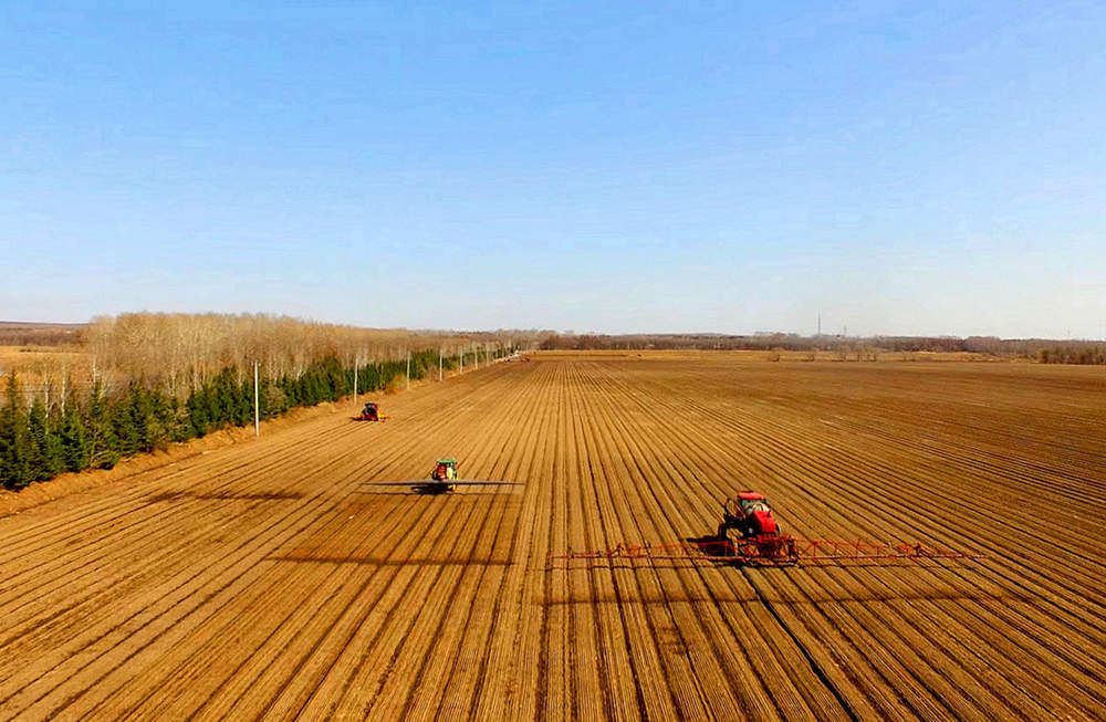 北大荒股份新华分公司科学助生产 大型机械为农耕注入硬核生产力【王钟琦 孙野 摄】.jpg
