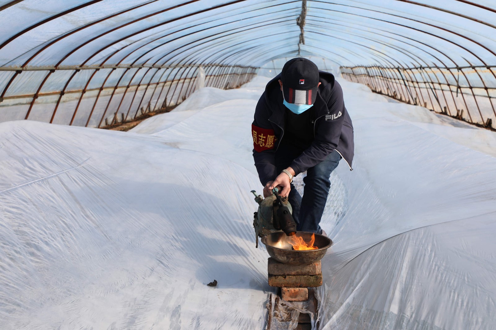 北大荒股份八五四分公司炭火增温保秧苗健康【许寅 摄】.JPG