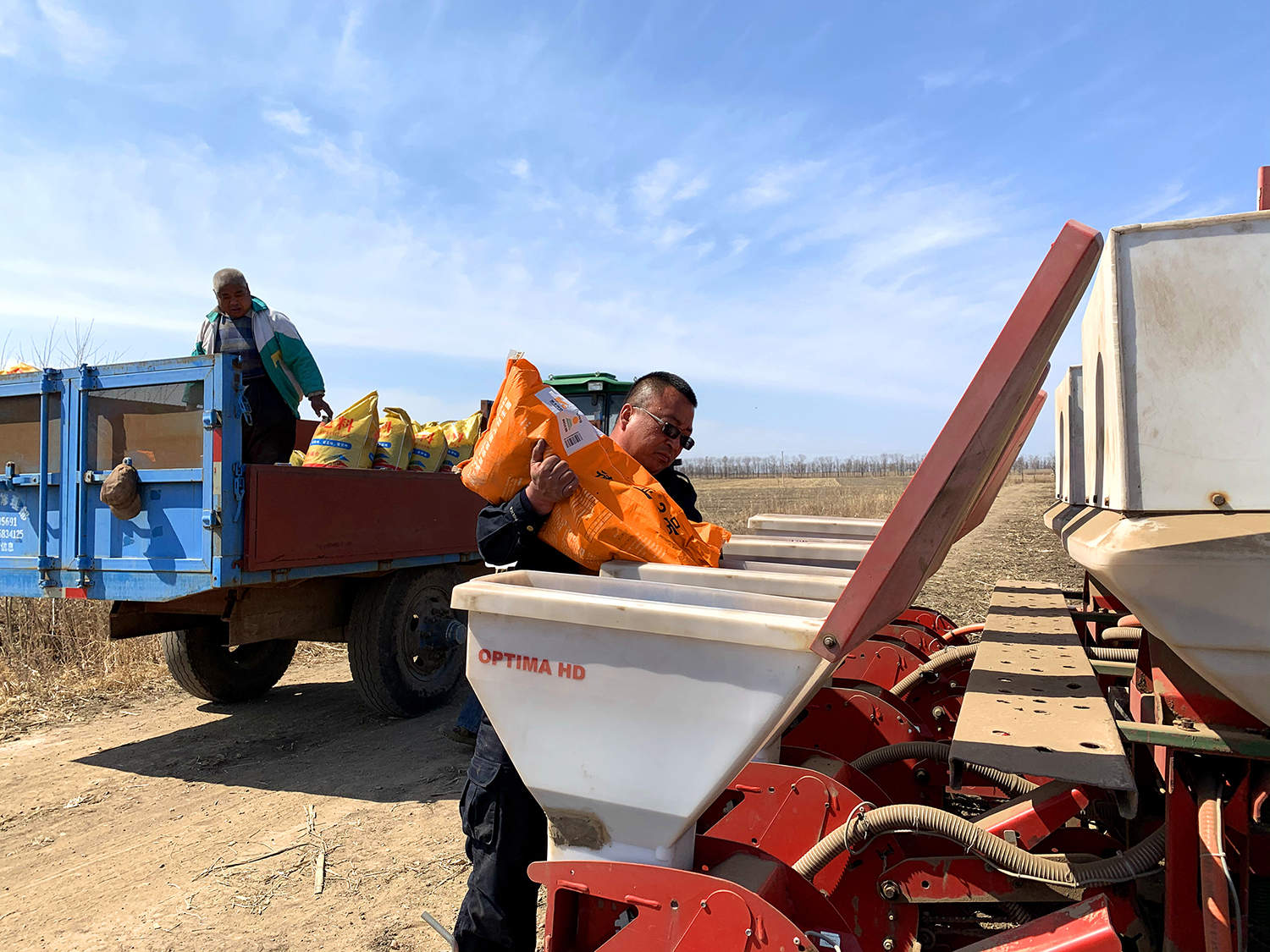 北大荒股份新华分公司春耕“主力军” 支农服务在一线【王钟琦 关翠翠 摄】.jpg