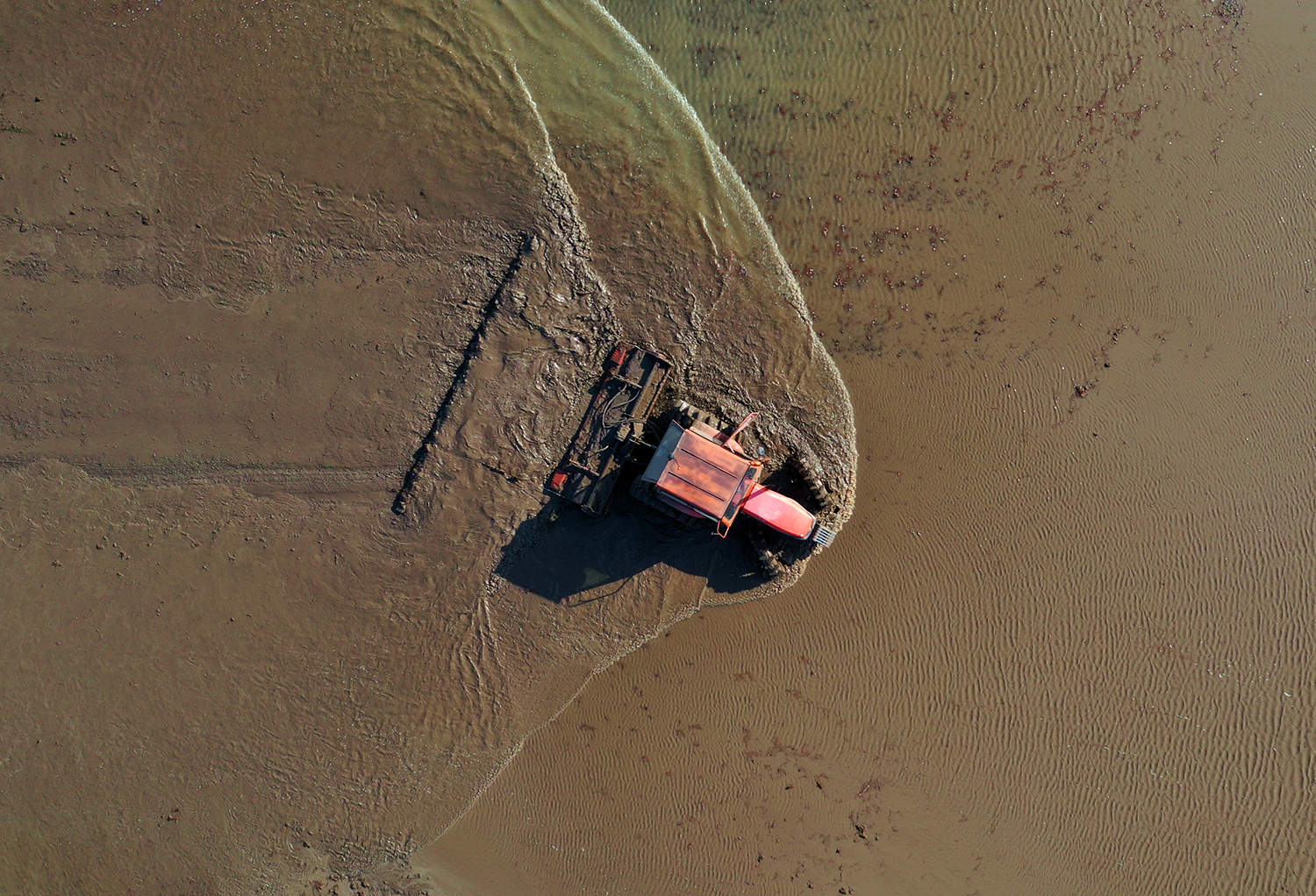 黑龙江垦区利用晴好天气进行水田施肥，机械作业省时省力，作业效率高，施肥面广、均匀，节约了种植成本，为下一步水稻插秧做好生产准备。图为北大荒股份友谊分公司种植户正在利用水田机械扬肥机进行施肥作业。【徐宏宇 张宏 摄】 (5).jpg