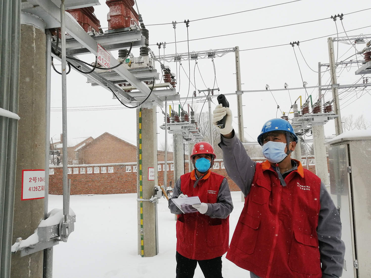 荣军农场电业部门积极应对暴雪确保电网安全【王妍 张树杰 摄】.jpg