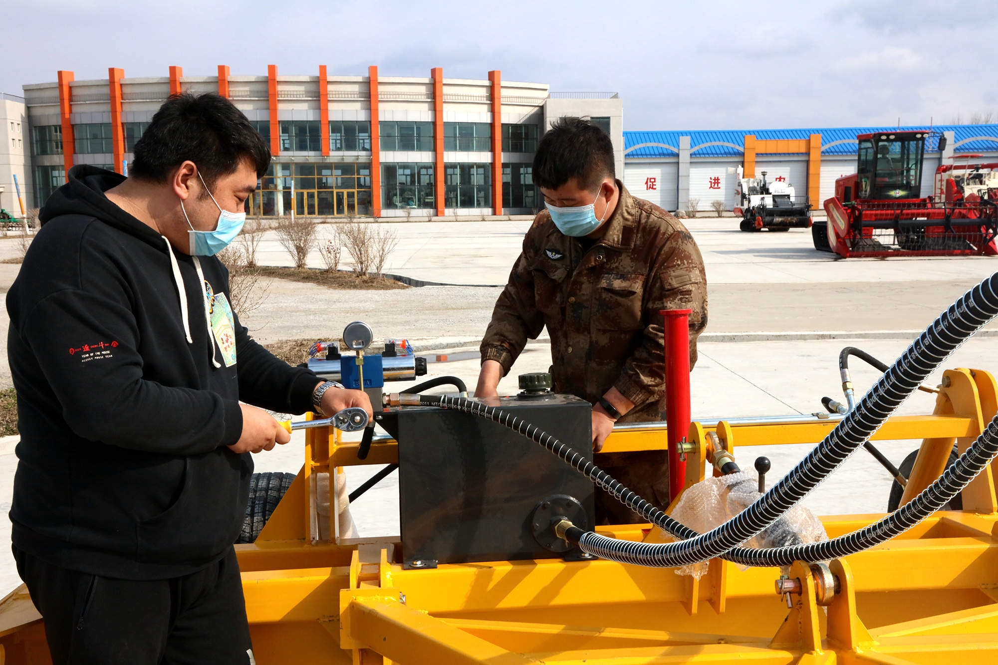 为确保春耕生产期间农机作业安全高效，连日来，北大荒股份兴凯湖分公司积极组织农业技术人员帮助农机手保养、检修和调试各类农机具。【韩宝华 车潇 摄】.JPG