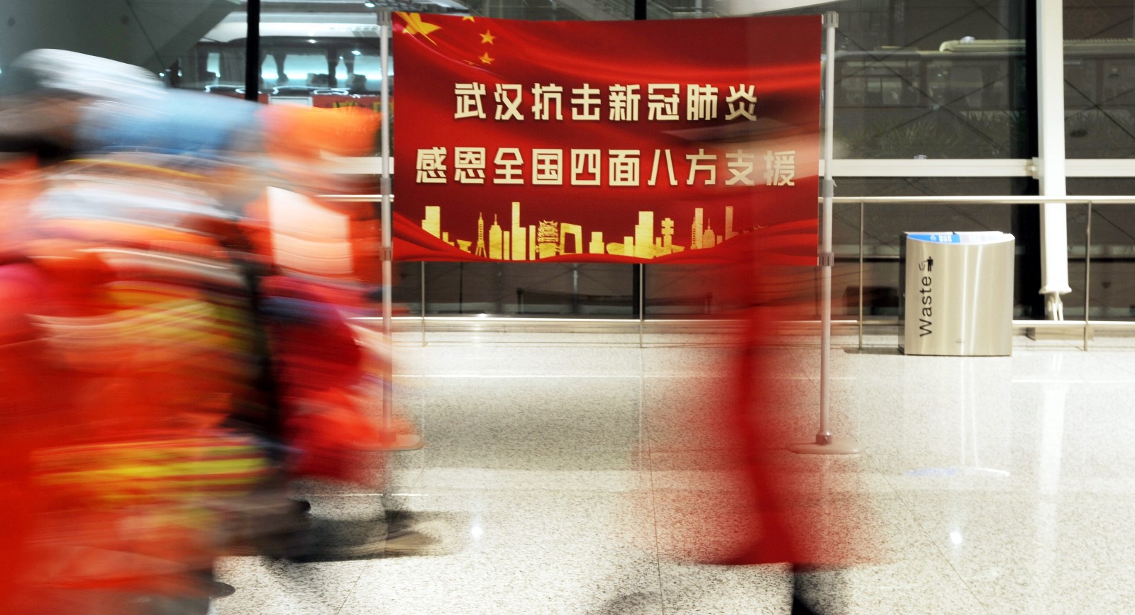 武汉天河机场，各地援助湖北的医疗队队员匆忙的身影。.jpg