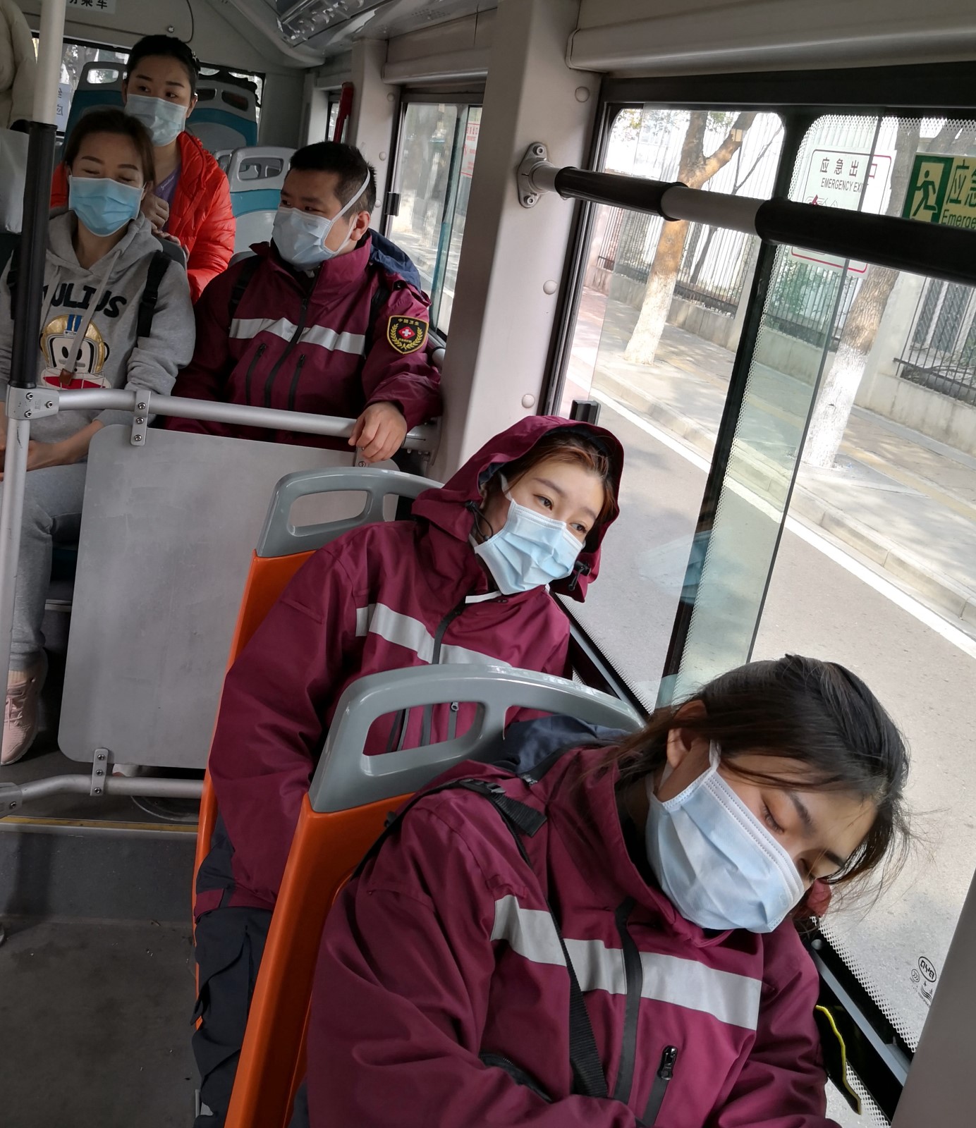 黑龙江援鄂医务人员从医院回来，累了就靠在车窗边小憩。.jpg