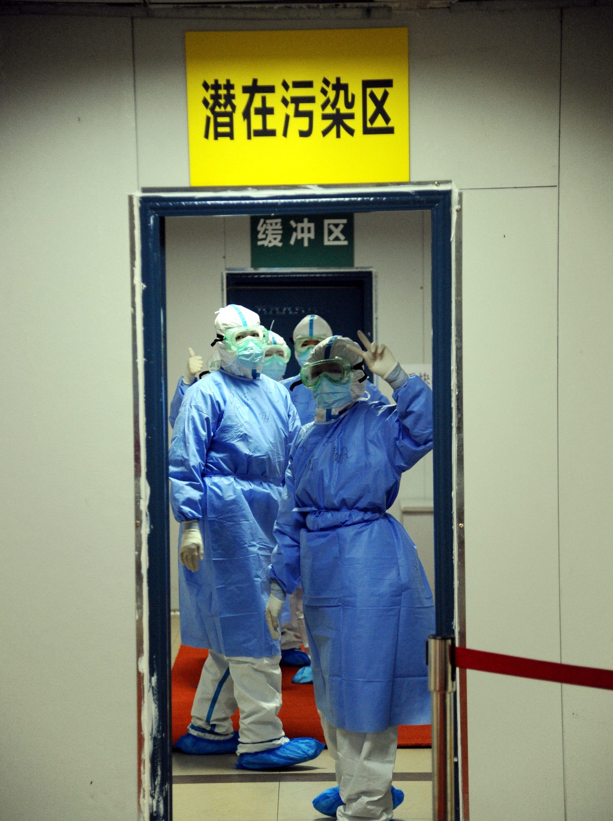 武汉第一医院门诊大楼2楼清洁区，换上隔离服的我省医护人员准备进入隔离区。 (1).jpg