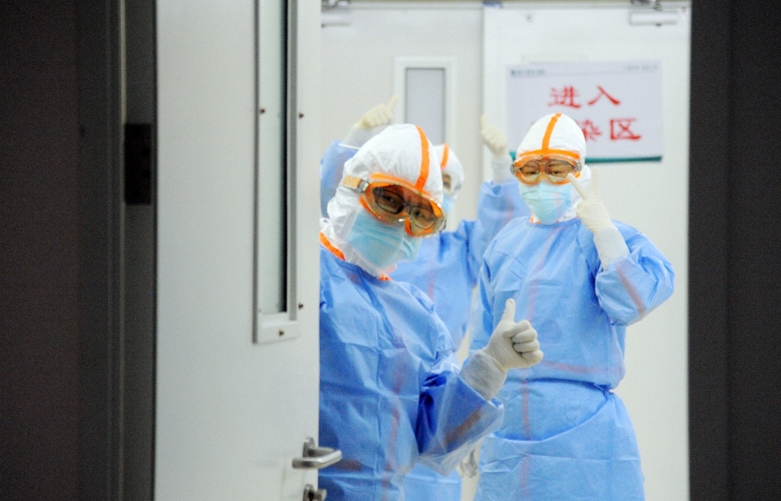武汉第一医院门诊大楼2楼清洁区，换上隔离服的我省医护人员准备进入隔离区。 (2).jpg