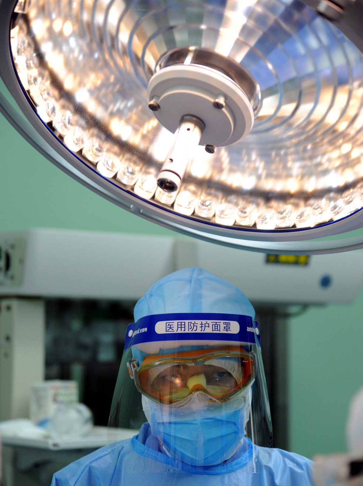 武汉协和医院西院手术室的无影灯下，产科医生盯着监视仪一丝不苟地为一名新冠肺炎孕产妇进行手术。武汉协和医院西院在疫情期间成功接生26名婴儿，新生儿无一例感染新冠肺炎病毒.jpg