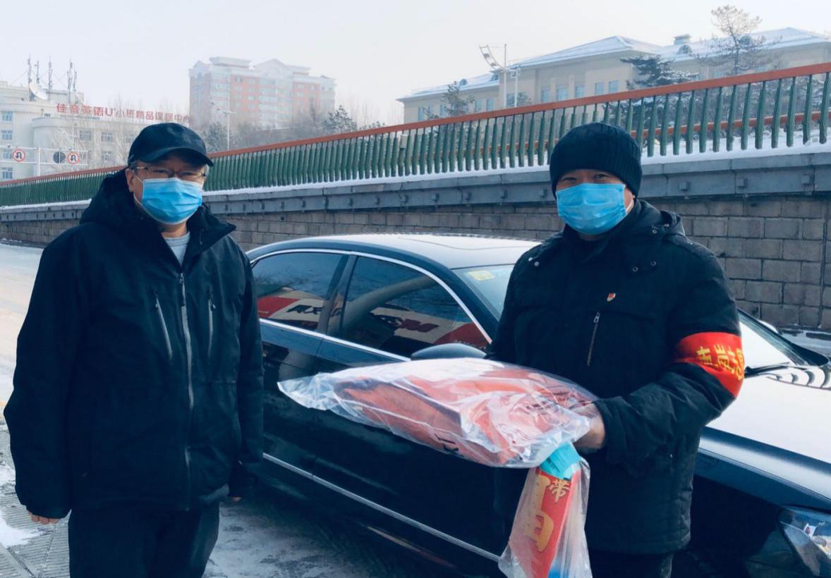 韩会峰为下沉松花江社区的李殿波送上防护用品.jpg