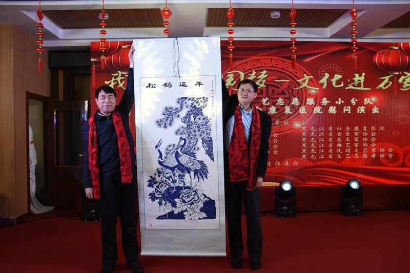 省文联向省社会康复医院赠送剪纸作品“松鹤延年”.JPG