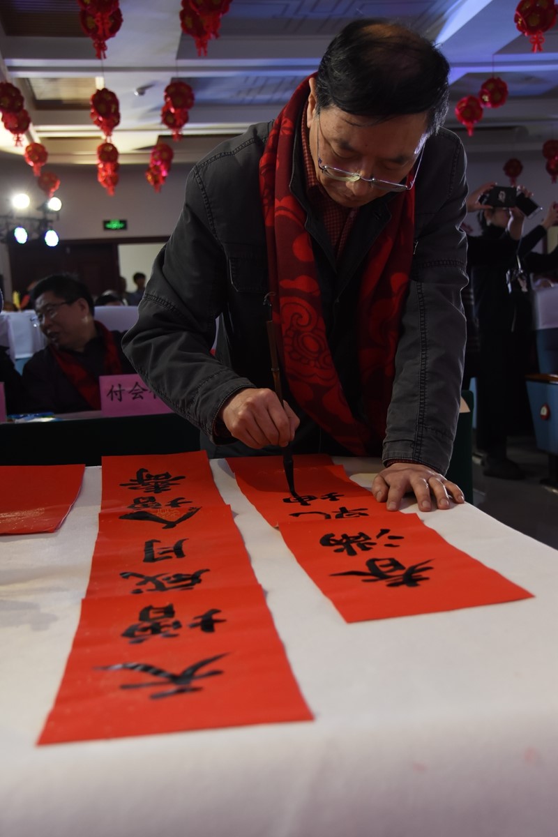 书法家现场书写节日祝福.JPG