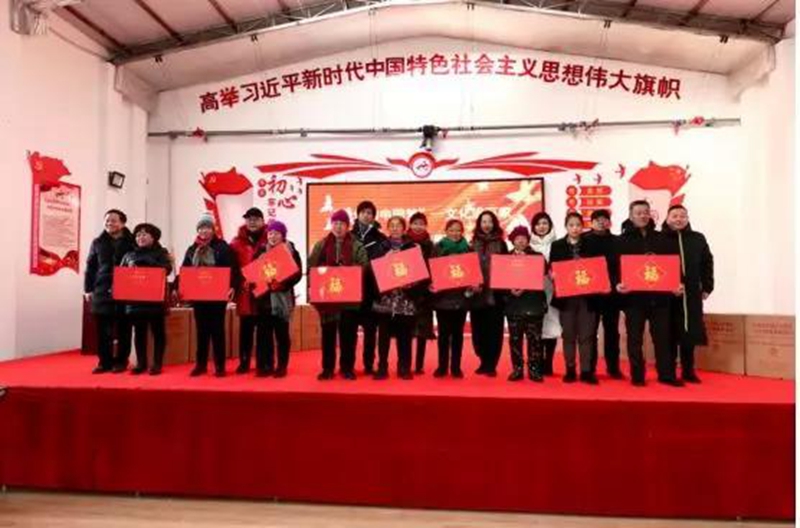 小分队向当地村民赠送“新春祥瑞包”2.jpg