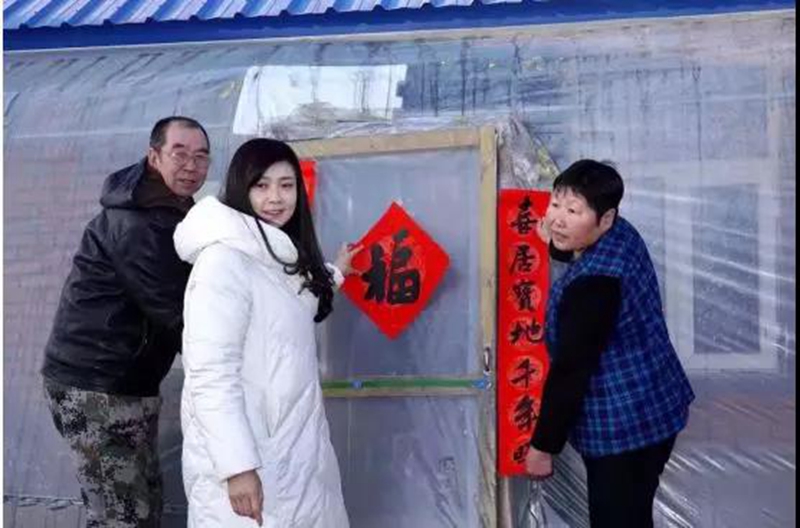 与贫困户一起贴春联、福字.jpg
