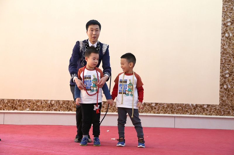 5省杂协会员赵宇与小朋友们在表演现场进行互动.jpg