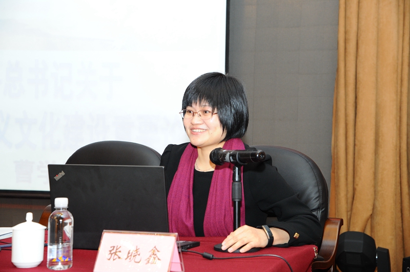 4、曹学娜作专题讲座.jpg