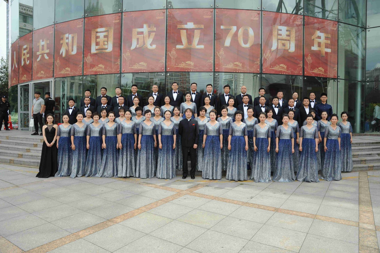 5全体演职人员合影.jpg 5全体演职人员合影.jpg