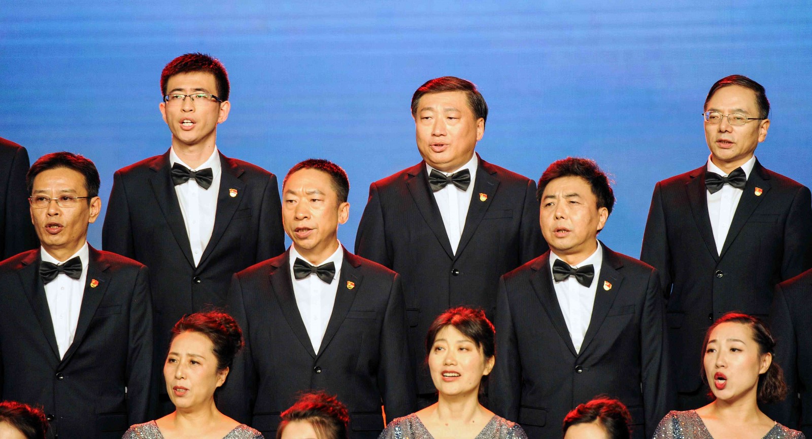 3领导班子成员带头演唱.jpg 3领导班子成员带头演唱.jpg