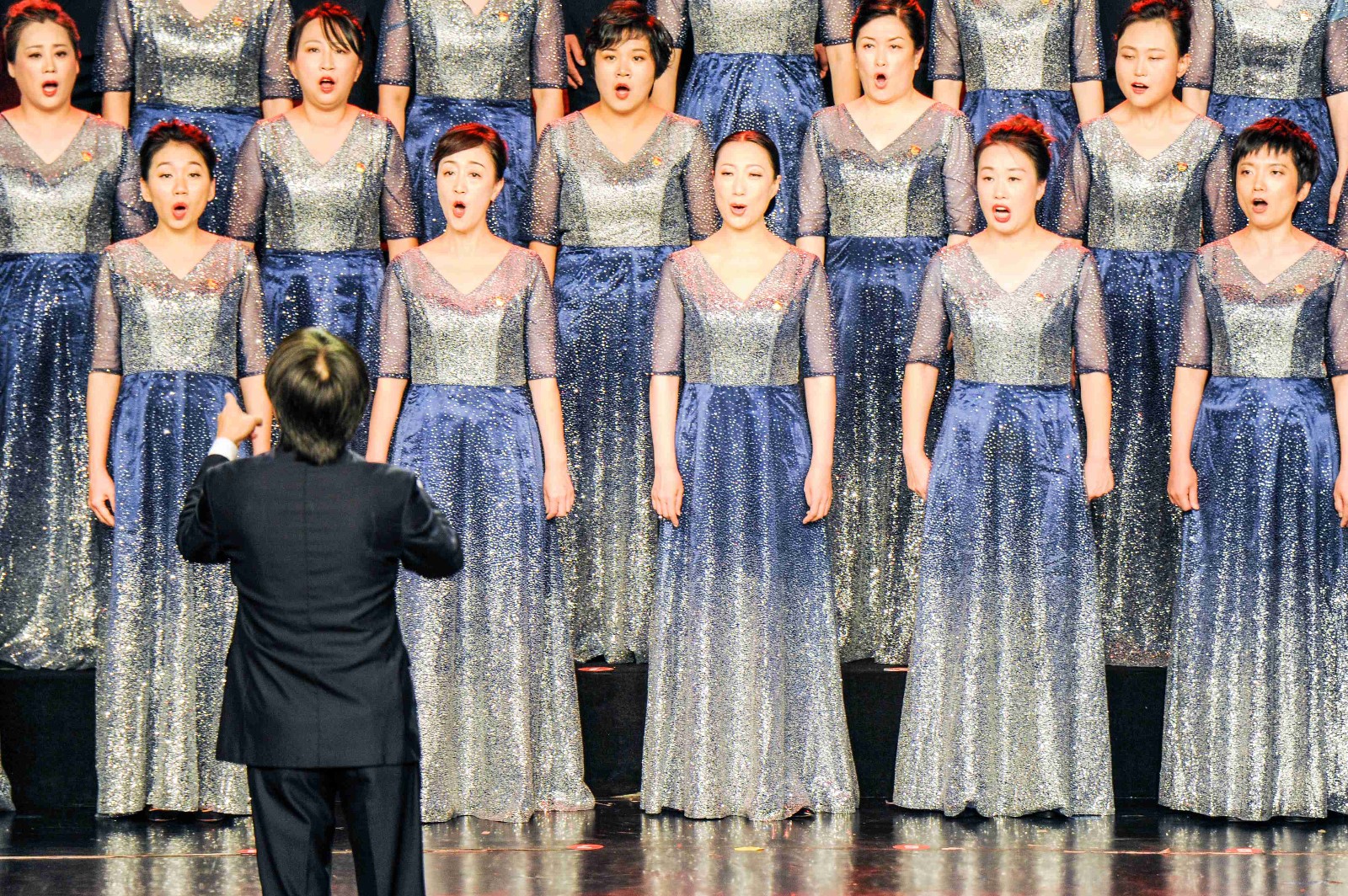 4领导班子成员带头演唱.jpg 4领导班子成员带头演唱.jpg