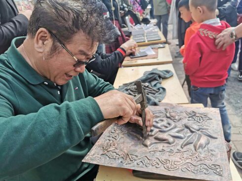 民间艺术家现场展示锻铜艺术,开阔了孩子们的眼界.JPG 民间艺术家现场展示锻铜艺术,开阔了孩子们的眼界.JPG