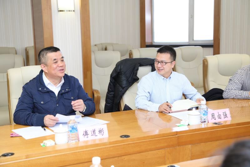 傅道彬与周由强在座谈会上交流.jpg 傅道彬与周由强在座谈会上交流.jpg