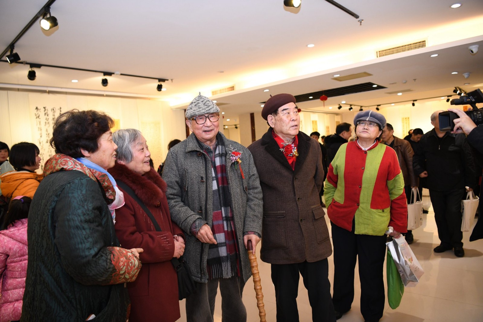 21嘉宾观看展览作品.jpg 21嘉宾观看展览作品.jpg