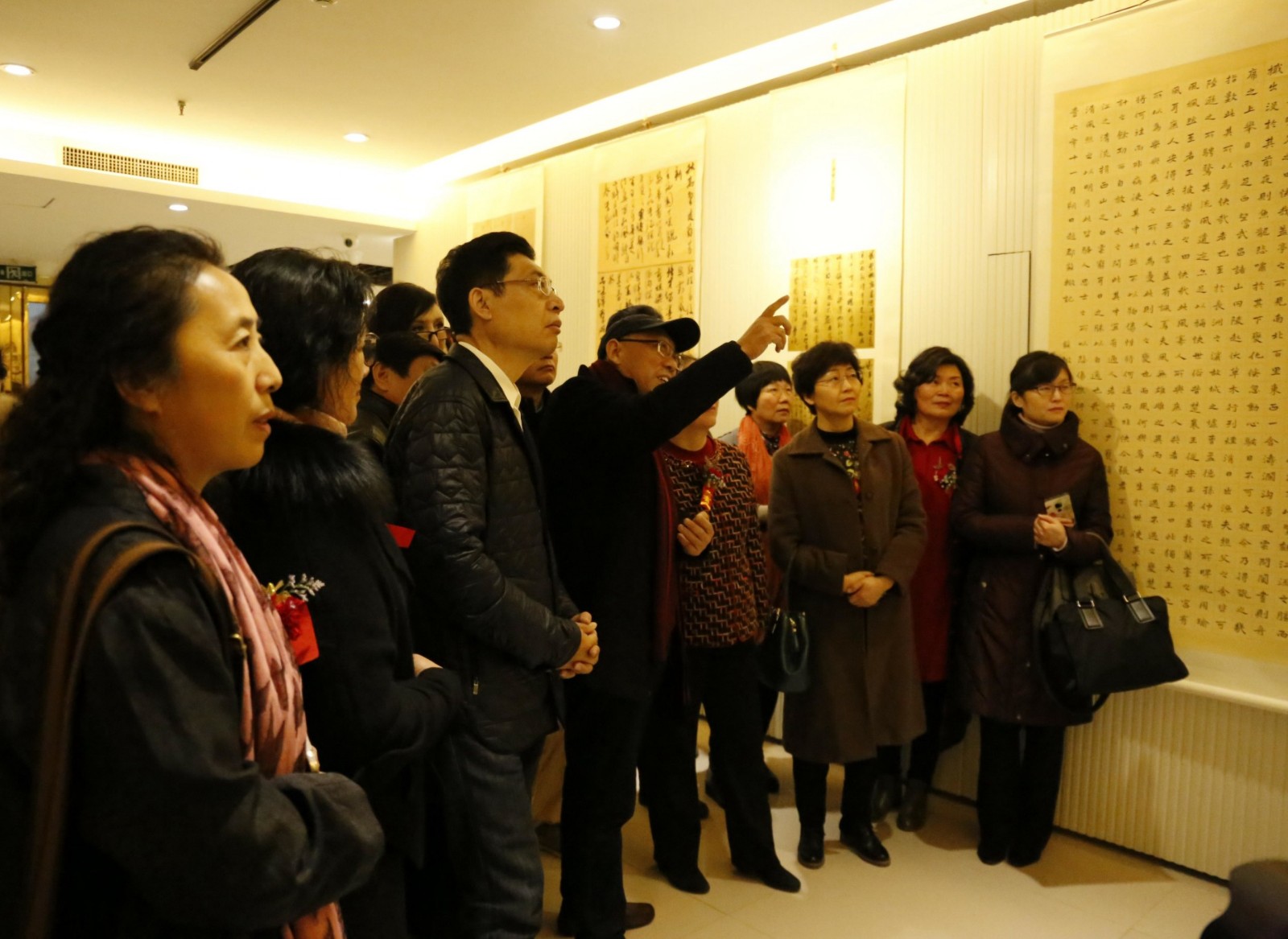 26嘉宾观看展览作品.jpg 26嘉宾观看展览作品.jpg