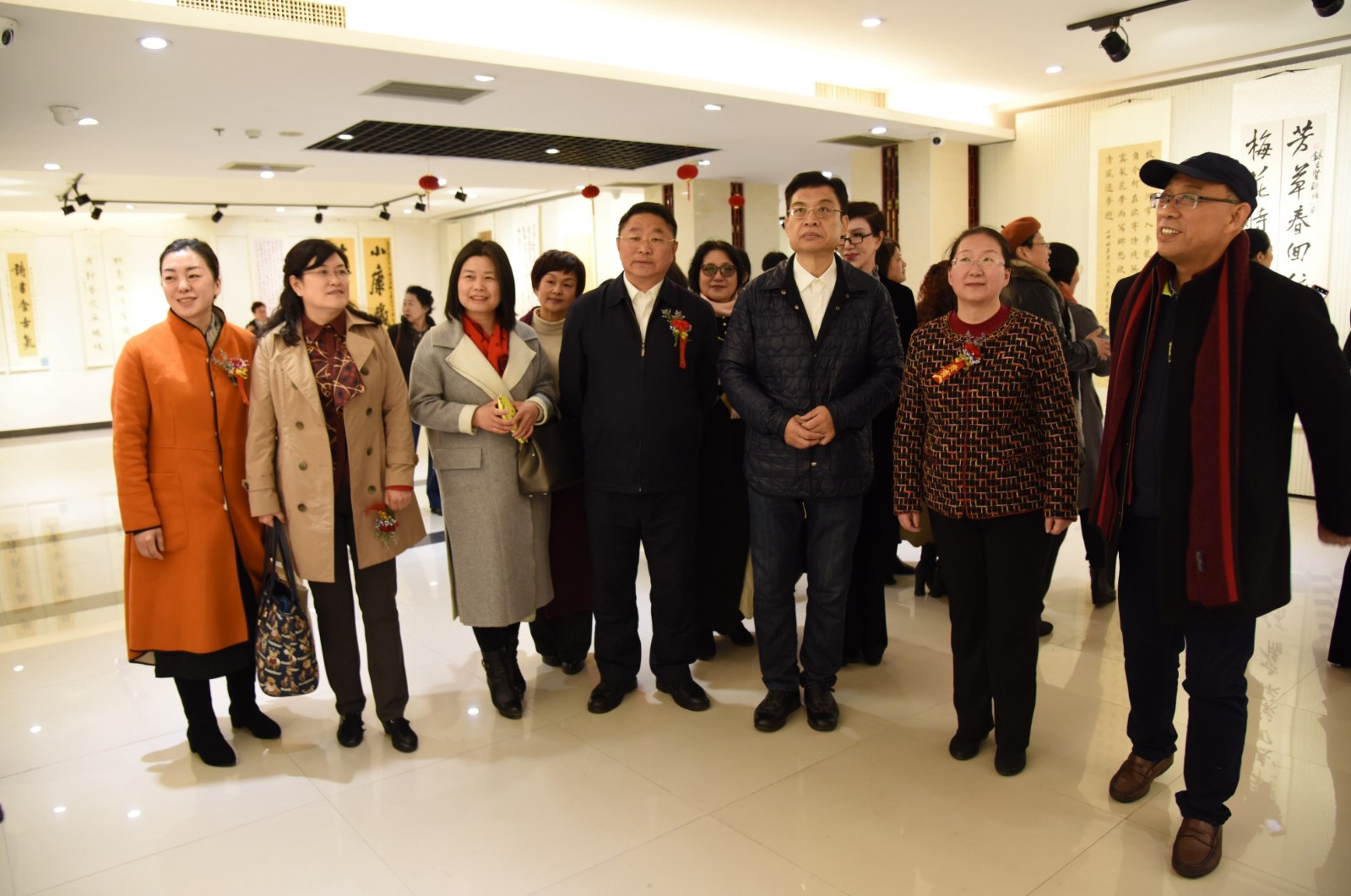 20嘉宾观看展览作品.jpg 20嘉宾观看展览作品.jpg