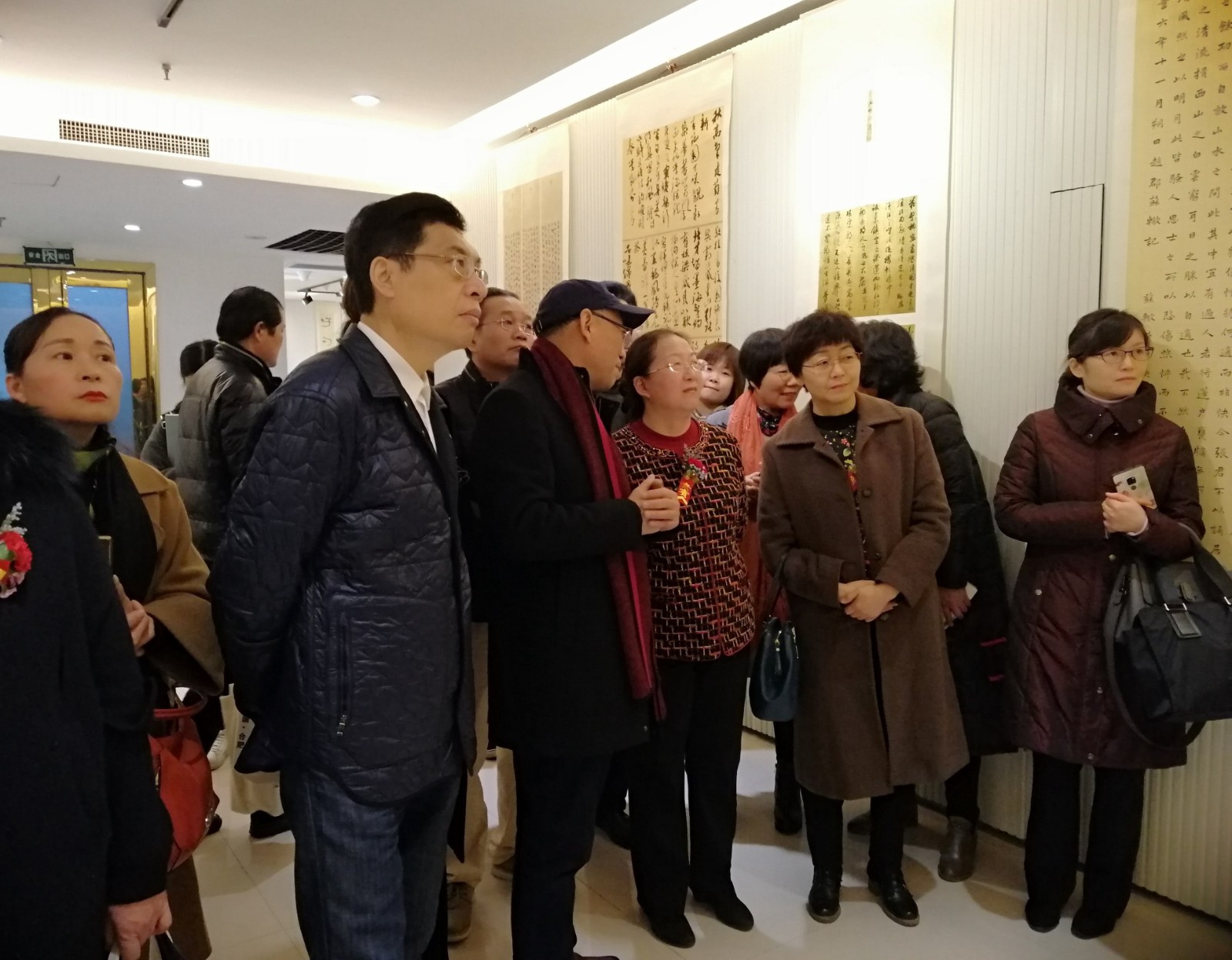 22嘉宾观看展览作品.jpg 22嘉宾观看展览作品.jpg