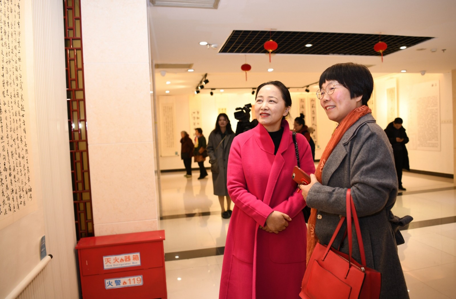 28嘉宾观看展览作品.jpg 28嘉宾观看展览作品.jpg