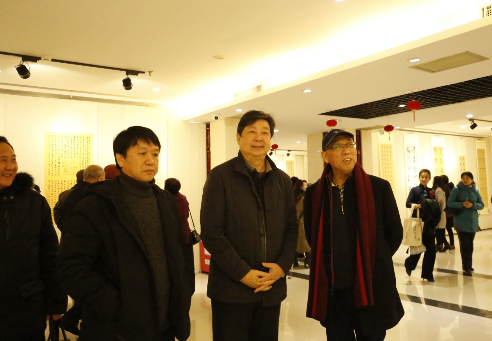 27嘉宾观看展览作品.jpg 27嘉宾观看展览作品.jpg