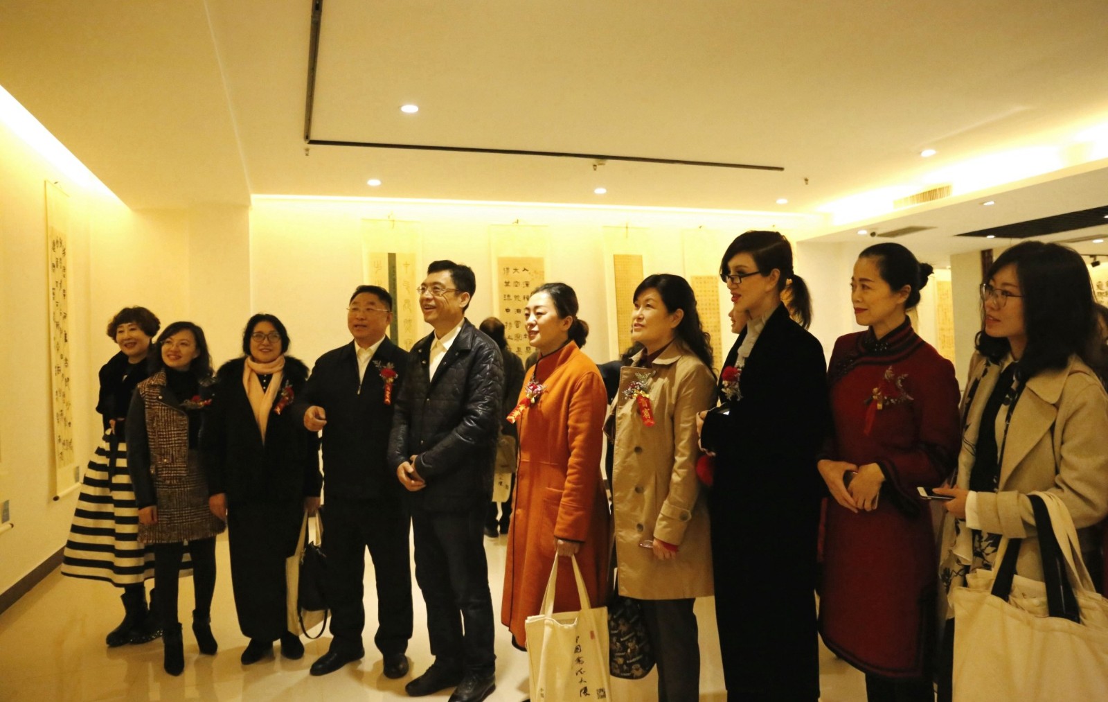 23嘉宾观看展览作品.jpg 23嘉宾观看展览作品.jpg