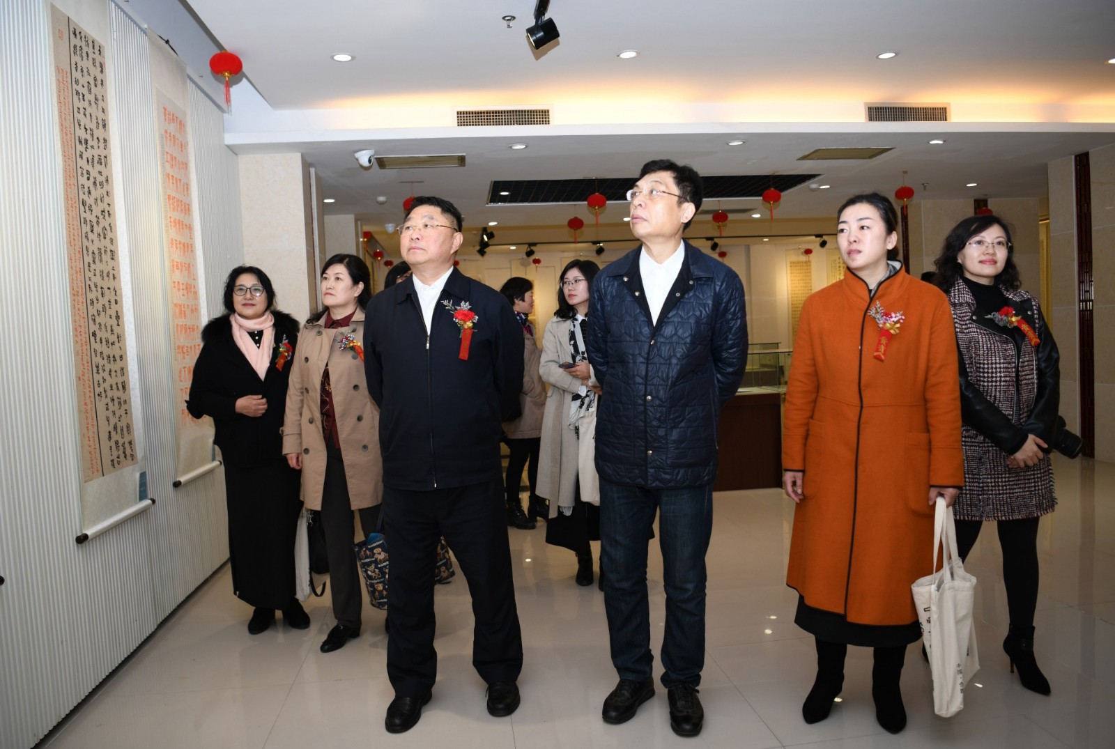 25嘉宾观看展览作品.jpg 25嘉宾观看展览作品.jpg