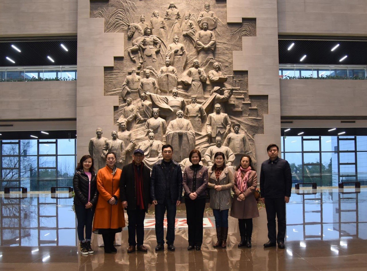 34参观安徽名人馆合影.jpg 34参观安徽名人馆合影.jpg