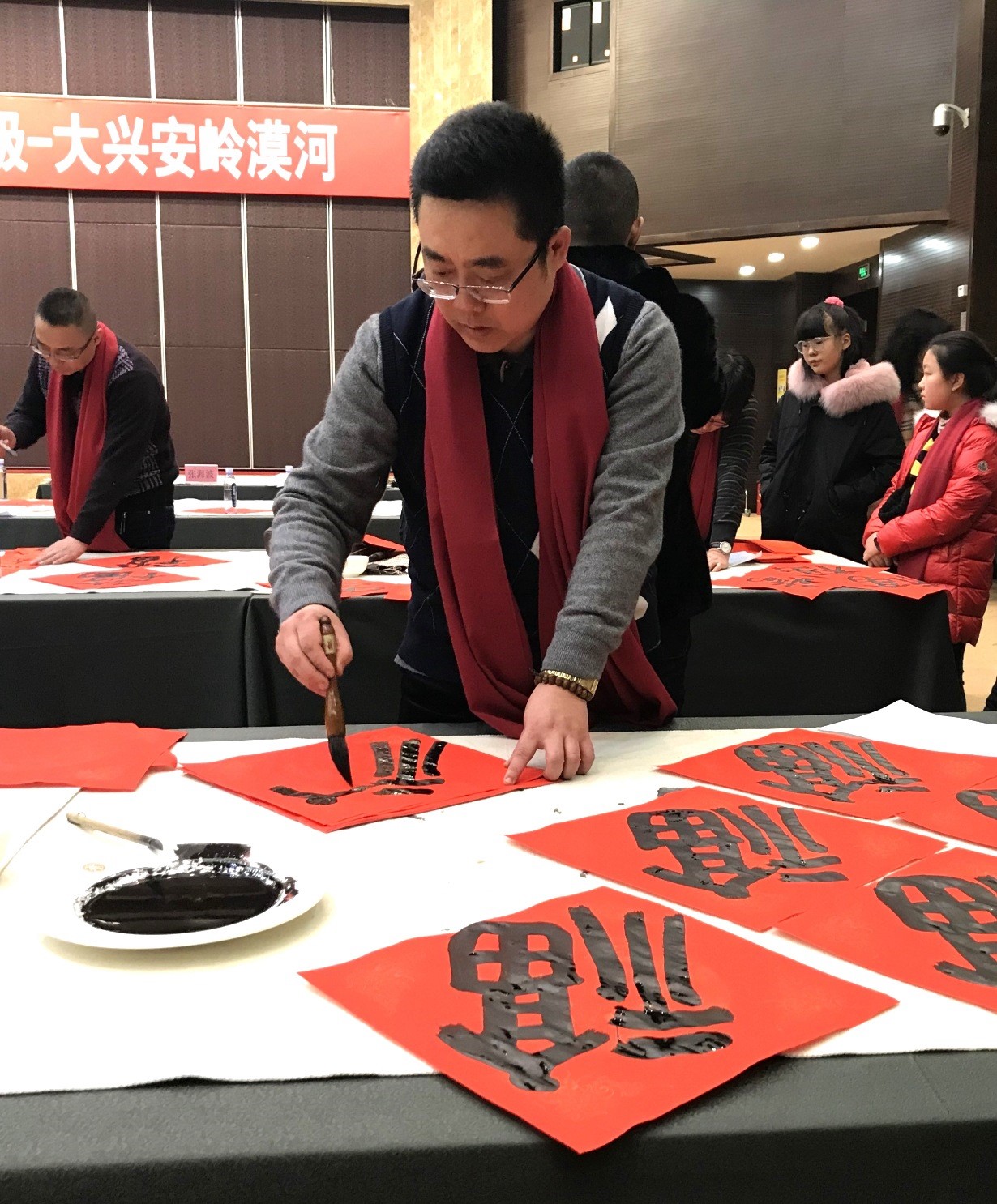 12高国庆现场书写福字.jpg