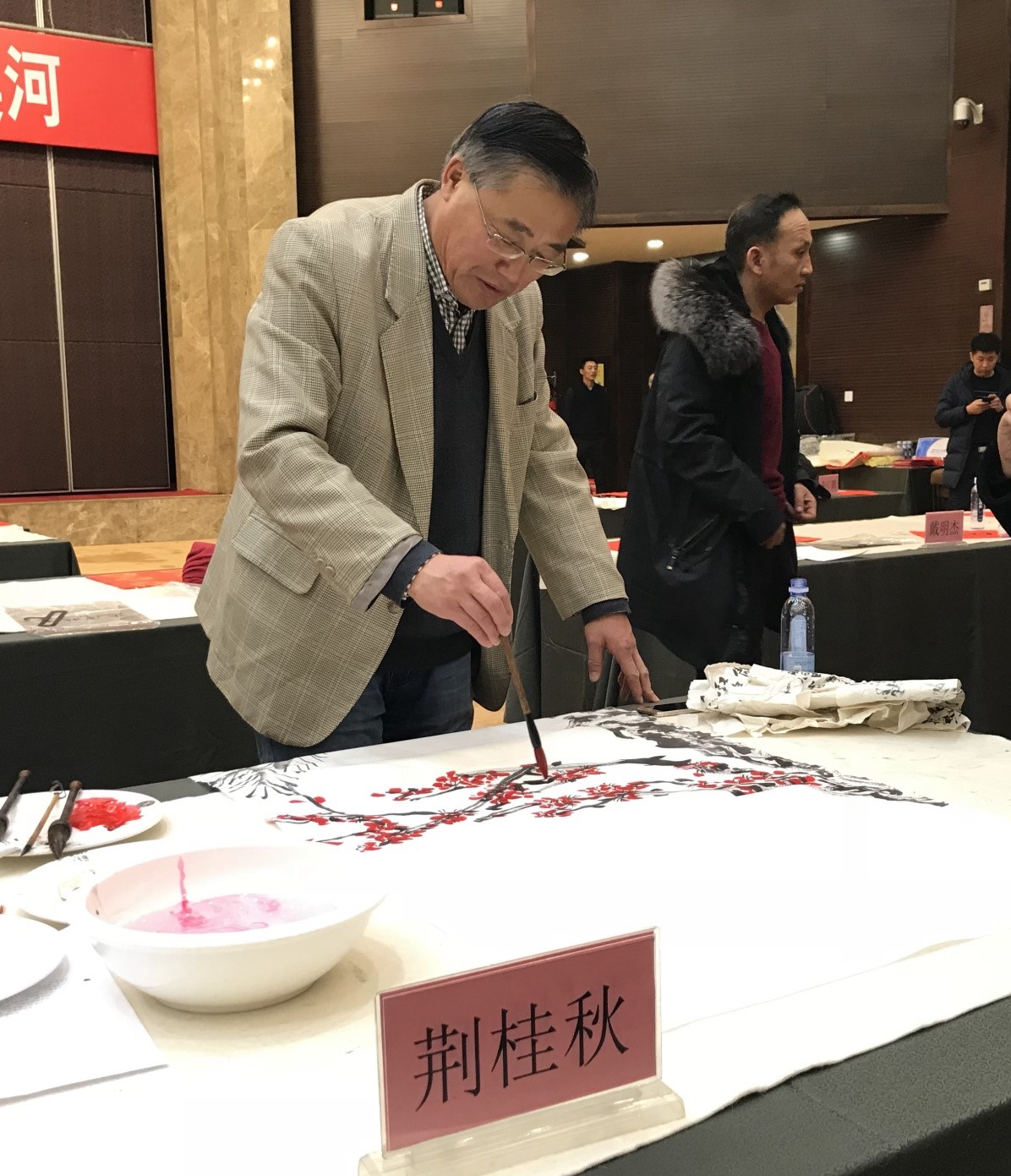 15荆桂秋现场作画.jpg