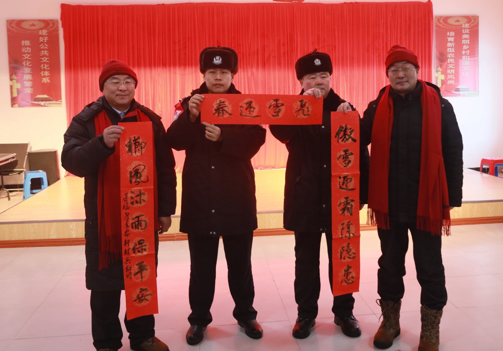 38为北极边防派出所赠送春联.jpg