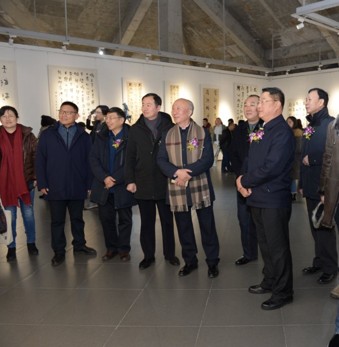 15嘉宾观看展览作品.jpg