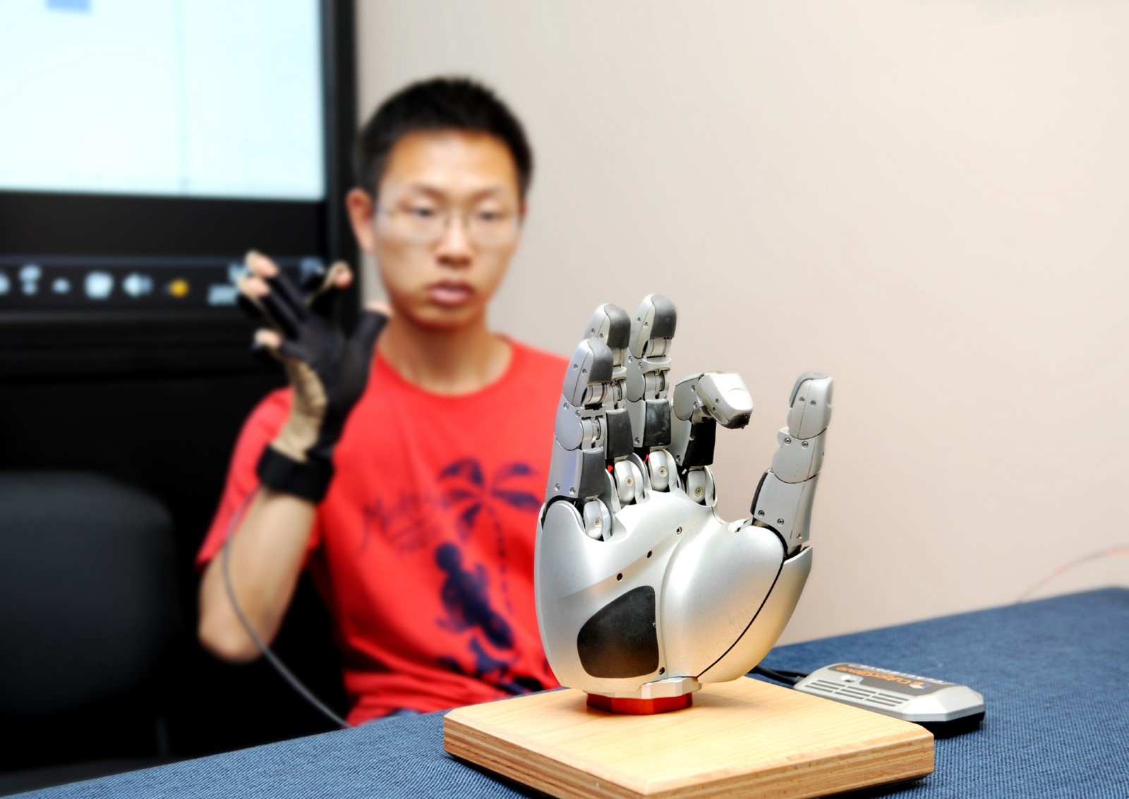 作品3、冯健《人•机手合一》.jpg 作品3、冯健《人•机手合一》.jpg