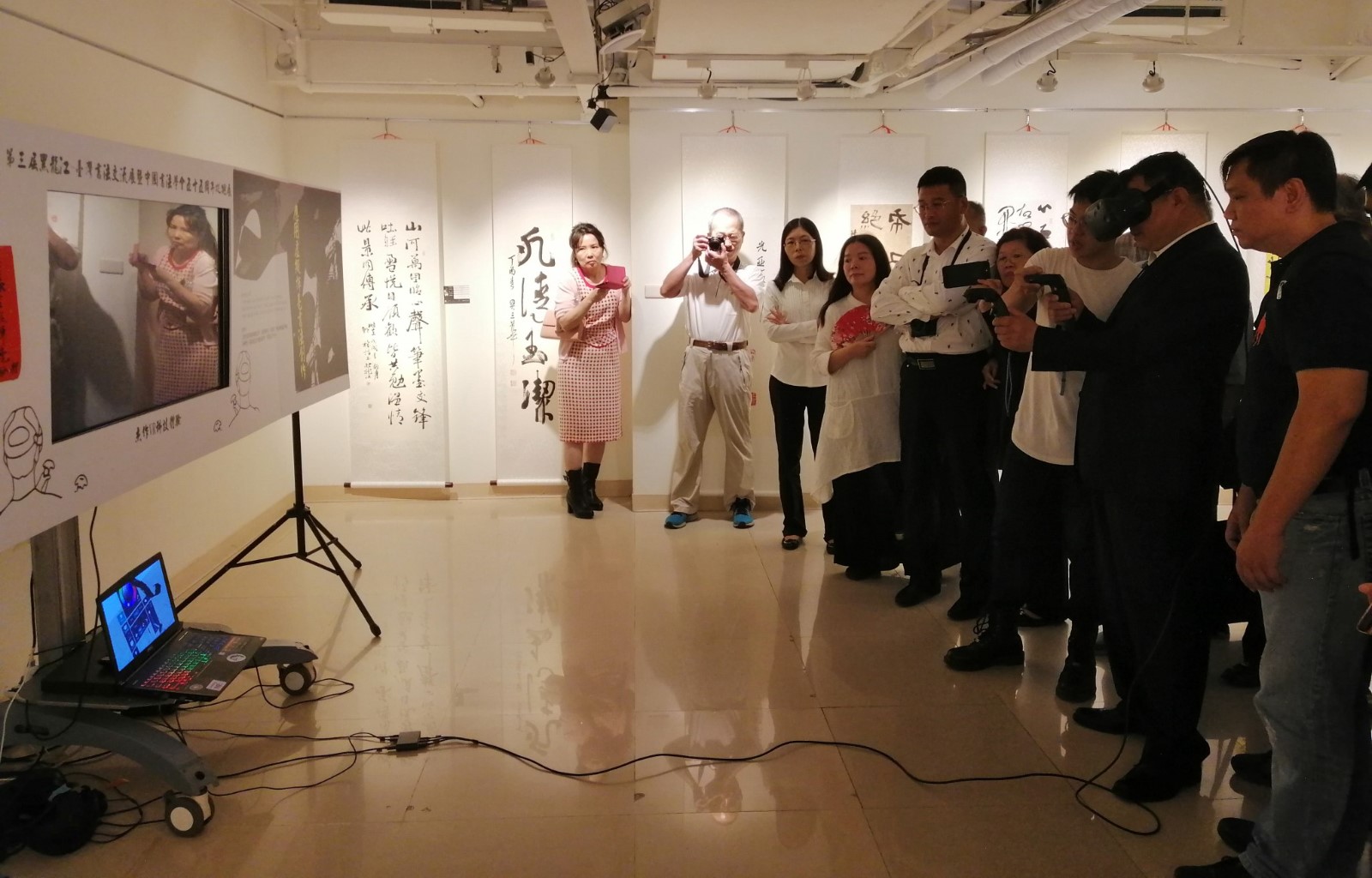 15体验VR虚拟书法创作.jpg 15体验VR虚拟书法创作.jpg