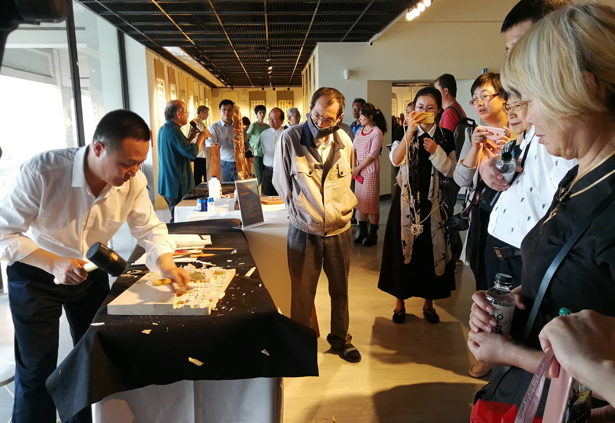 17邹权刻字演示.jpg 17邹权刻字演示.jpg