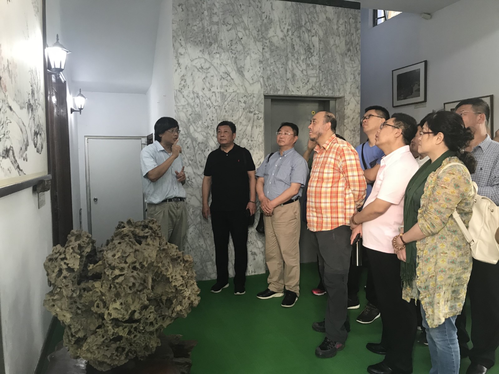 23参观画作.jpg 23参观画作.jpg