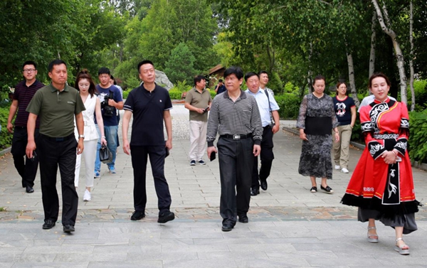 考察组考察四排乡赫哲族民族风情园.jpg