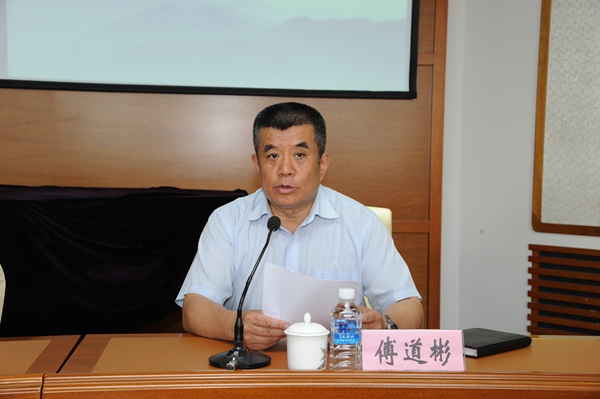 2 省文联主席傅道彬主持讲座.jpg