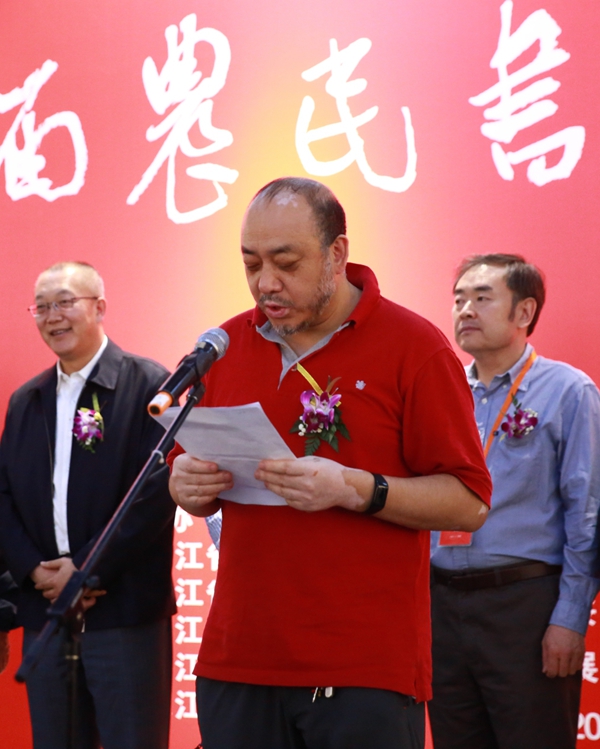 20石正军宣读获奖作者名单.jpg 20石正军宣读获奖作者名单.jpg