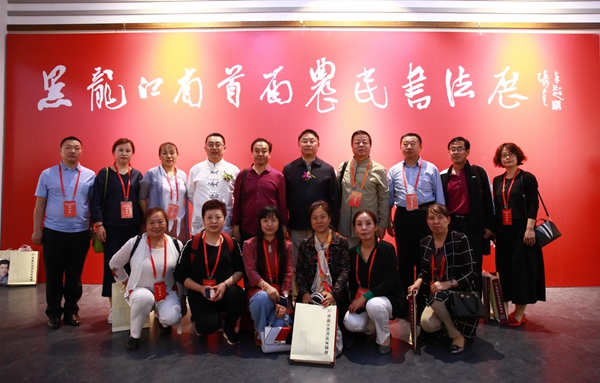 26展览现场合影.jpg 26展览现场合影.jpg