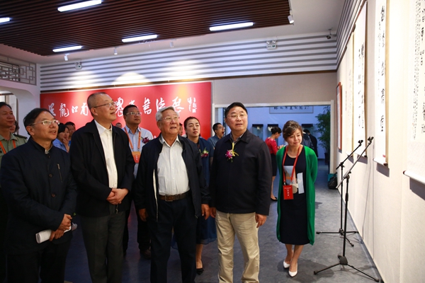 29嘉宾观看作品.jpg 29嘉宾观看作品.jpg