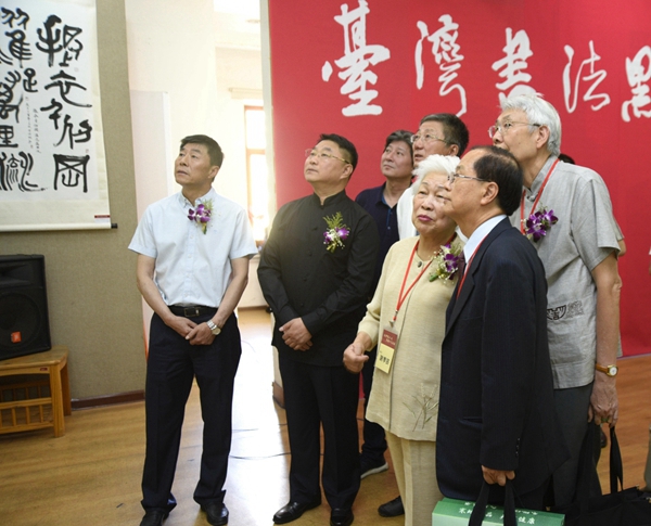 7嘉宾观看展览作品.jpg 7嘉宾观看展览作品.jpg