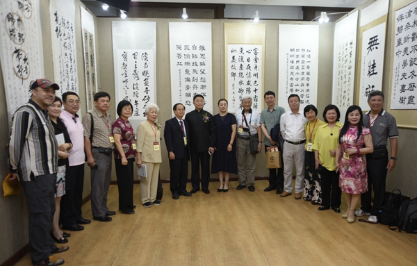 9嘉宾观看作品并合影.jpg 9嘉宾观看作品并合影.jpg